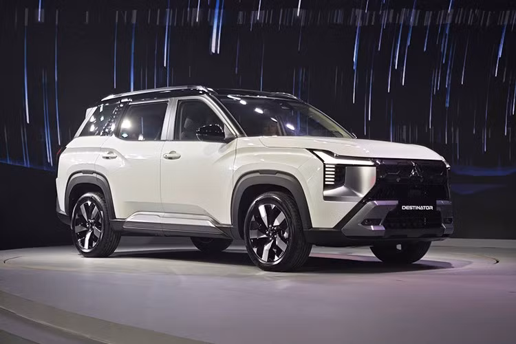 Mitsubishi Destinator mang phong cách thiết kế “Gravitas &amp; Dynamism” – kết hợp giữa sự uy lực và năng động. Ngoại thất ấn tượng với phần đầu xe sử dụng ngôn ngữ Dynamic Shield đặc trưng, cụm đèn LED chữ T cùng lưới tản nhiệt acrylic đa tầng hiện đại.