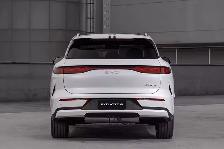 Mỗi mô-tơ điện của xe cho công suất tối đa 272 mã lực. Nhờ đó, xe có thể tăng tốc 0-100 km/h chỉ trong 4,3 giây và đạt phạm vi di chuyển thuần điện dao động từ 175-215 km theo tiêu chuẩn CLTC. BYD Sealion 8 2026 phiên bản PHEV còn có cả hệ dẫn động 1 cầu hoặc 2 cầu.