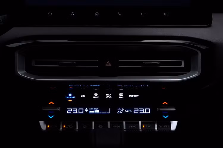 Xe được trang bị đèn viền nội thất 64 màu, điều hòa tự động hai vùng tích hợp công nghệ nanoe™ X và hệ thống âm thanh 8 loa Yamaha Premium. Ngoài ra, Destinator còn có hơn 25 tiện ích thông minh phân bố khắp cabin và khoang hành lý linh hoạt khi cần mở rộng.