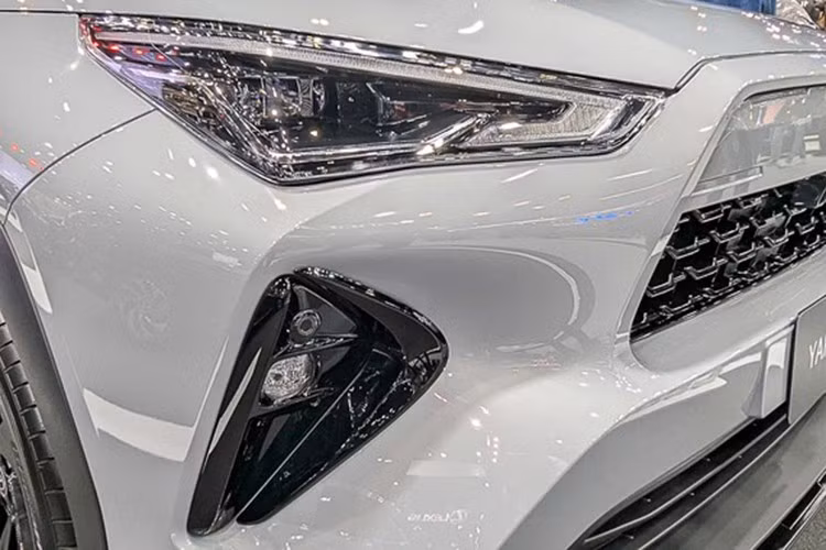 Mui xe của Toyota Yaris Cross HEV NightShade 2026 cũng được phối màu đen tạo hiệu ứng tương phản nổi bật với màu sơn mới Cement Grey Metallic – một tùy chọn màu độc quyền chưa từng xuất hiện trên Yaris Cross trước đây.