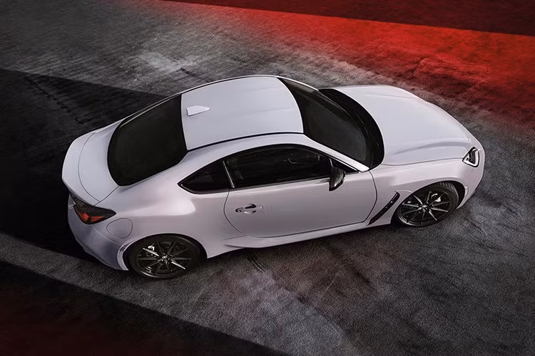 Hộp số tự động 6 cấp trên mẫu xe thể thao Toyota 86 2026 mới cũng được điều chỉnh cho phép giữ số thấp hơn ở dải vòng tua cao, tăng thêm độ "bốc" cho cảm giác lái. Hệ thống lái trợ lực điện cũng được tinh chỉnh nhằm tăng độ chính xác và mang lại cảm giác chân thật hơn khi điều khiển.