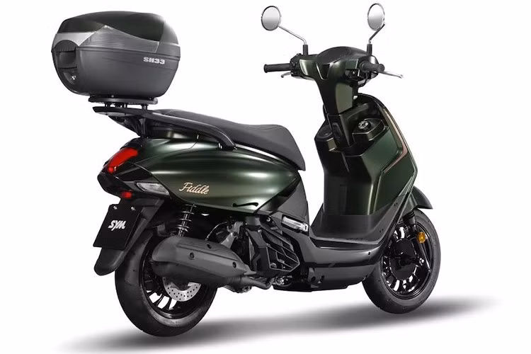 Điểm nổi bật của SYM Fiddle 2025 là các đường nét cổ điển và thanh lịch, với bề mặt mềm mại và hoàn thiện tỉ mỉ. Các đặc trưng trước đó đã được giữ lại nhưng nằm trên lớp vỏ mới mang nhiều nét hiện đại hơn, khiến Fiddle có thể cạnh tranh với những mẫu tay ga phong cách nữ tính như Yamaha Grande.