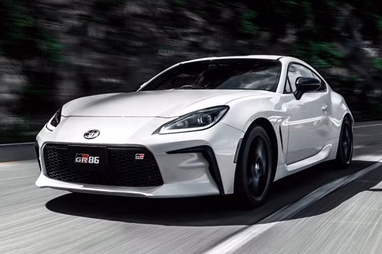 Ở phiên bản mới, Toyota đã thực hiện hàng loạt tinh chỉnh nhằm nâng cao trải nghiệm vận hành cho GR 86. Hệ thống bướm ga điện tử được tối ưu lại để cải thiện độ nhạy phản hồi, trong khi hệ thống giảm xóc trước và sau cũng được hiệu chỉnh để giúp thân xe ổn định hơn khi vào cua ở tốc độ cao.