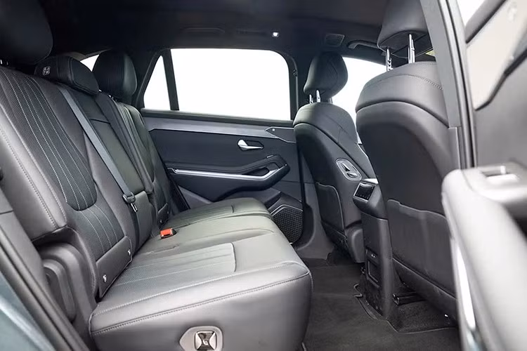 Cột D được thiết kế đặc biệt nhằm cải thiện ánh sáng tự nhiên và tầm nhìn cho hàng ghế thứ ba. Trong khi đó, nóc xe tích hợp một cụm cảm biến LiDAR giúp tăng cường khả năng lái thông minh.