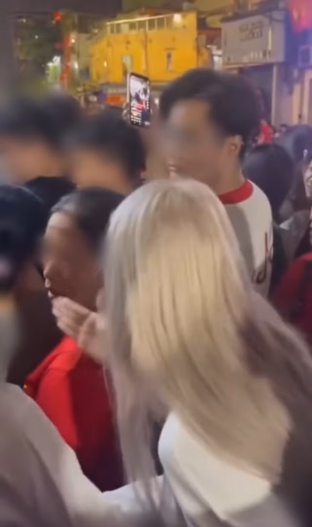 Trong đoạn clip được lan truyền, nữ TikToker này được cho xảy ra xích mích về chỗ đứng với một nam thanh niên cùng một phụ nữ lớn tuổi. Cô nàng được cho là có hành vi nâng cao tông giọng. Đỉnh điểm của vụ việc, khi bị hỏi: "Đẩy cô à", hot girl TikToker không ngần ngại mà thừa nhận: "Đúng rồi đấy" khiến người phụ nữ lớn tuổi bức xúc thấy rõ.