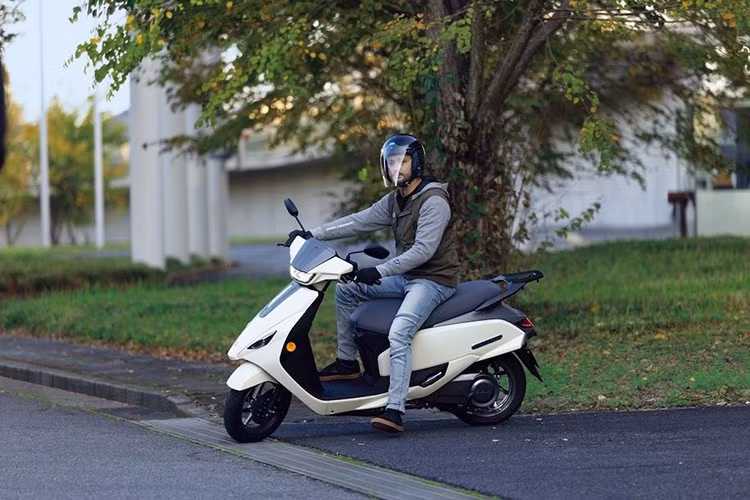 Trước khi được đăng ký tại Việt Nam, Suzuki e-Address đã xuất hiện trên hệ thống sở hữu trí tuệ của Indonesia, cho thấy chiến lược toàn cầu rõ ràng của Suzuki đối với dòng xe máy điện này. Tại thị trường Ấn Độ, e-Address có mức giá dao động từ 1,20 - 1,40 lakh Rupee (khoảng 36 - 42 triệu đồng).