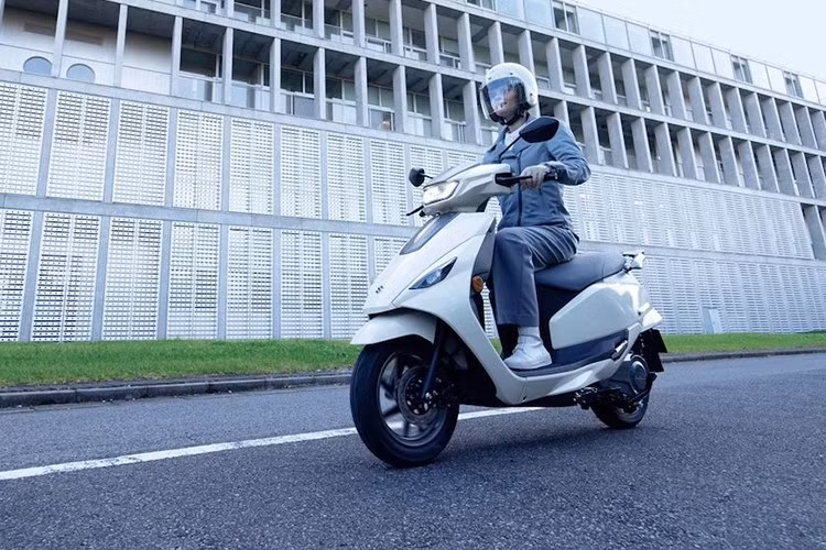 Một tính năng đáng chú ý khác là hệ thống tái tạo năng lượng trong quá trình phanh. Mặc dù không tạo ra sự gia tăng quãng đường đáng kể, nhưng công nghệ này vẫn đóng vai trò tích cực trong việc tối ưu hóa hiệu suất sử dụng năng lượng.