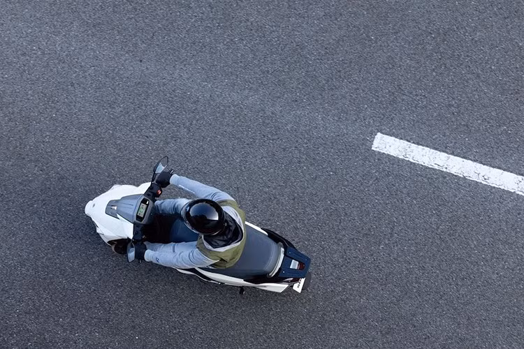 Hệ thống giảm xóc trên xe bao gồm ống lồng phía trước và lò xo đơn phía sau. Phanh đĩa được trang bị cho bánh trước, trong khi bánh sau sử dụng phanh cơ, kết hợp hệ thống phanh CBS giúp tăng cường độ an toàn. Chế độ lùi hỗ trợ người dùng dễ dàng thao tác xe khi đỗ hoặc di chuyển ở không gian hẹp. Lốp xe thuộc loại không săm với kích thước 90/90-12 cho bánh trước và 100/80-12 cho bánh sau.