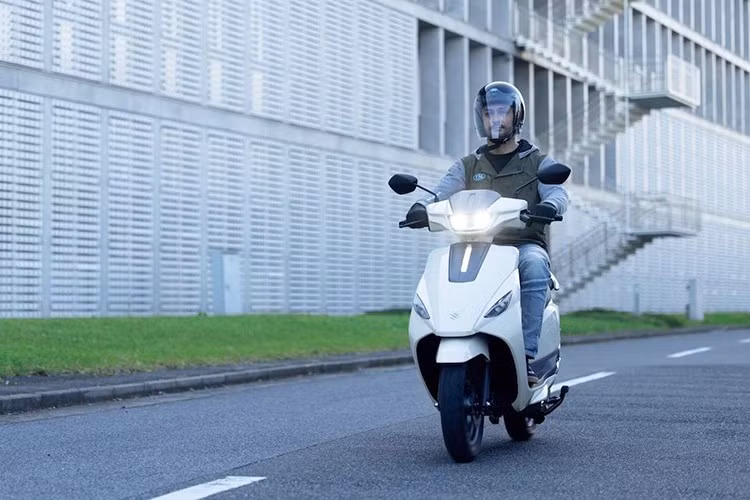 Sức mạnh của e-Address đến từ động cơ điện có công suất 4,1 kW và mô-men xoắn cực đại 15 Nm. Hệ truyền động sử dụng dây đai kín, vận hành tương tự hệ thống CVT trên xe tay ga truyền thống. Ngoài ra, xe còn tích hợp hệ thống Suzuki Drive Mode Selector-e (SDMS-e), cung cấp ba chế độ lái gồm Eco, A và B.