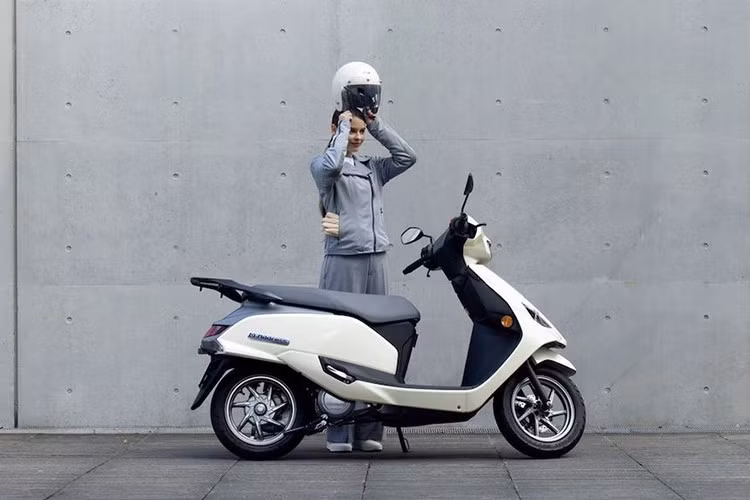 Trên bảng điều khiển, xe sở hữu màn hình TFT hiện đại có khả năng kết nối với điện thoại thông qua ứng dụng Suzuki Ride Connect-E, hỗ trợ người dùng theo dõi tình trạng vận hành và điều chỉnh các thiết lập xe. Xe có trọng lượng khoảng 122 kg, chiều cao yên ở mức 765 mm.