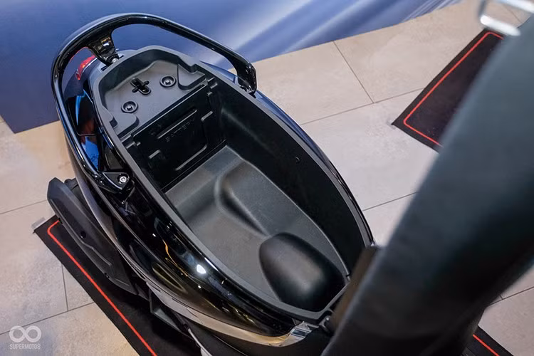 Ngoài thiết kế cổ điển, mẫu xe còn sở hữu nhiều tính năng hiện đại và tiện dụng, như hệ thống đèn LED toàn bộ, giảm xóc đôi phía sau, phanh đĩa trước và sau tích hợp hệ thống chống bó cứng phanh ABS và kiểm soát lực kéo .