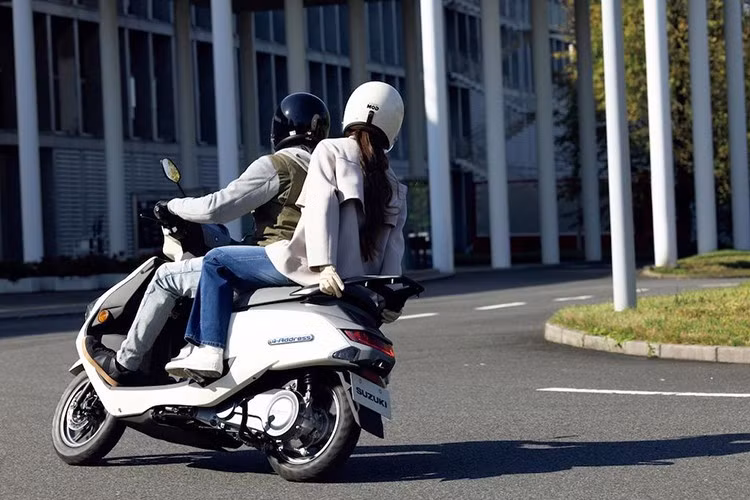 Suzuki e-Address sử dụng pin LFP (Lithium Ferrophosphate) có dung lượng 3,07 kWh. Người dùng có thể sạc pin bằng nguồn điện dân dụng với thời gian đầy từ 0-100% mất khoảng 6 giờ 42 phút. Trong trường hợp sử dụng bộ sạc nhanh, thời gian này có thể rút ngắn chỉ còn 2 giờ 12 phút. Quãng đường di chuyển sau mỗi lần sạc đầy ước tính vào khoảng 87 km.