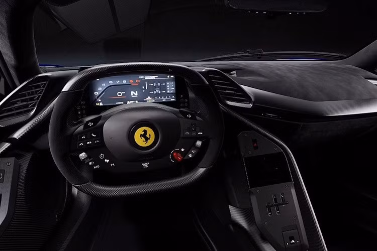 Dù có cấu hình hai chỗ ngồi, Ferrari gọi bố trí khoang lái của F80 là "1+", cho thấy sự tập trung tối đa vào trải nghiệm lái của tài xế.