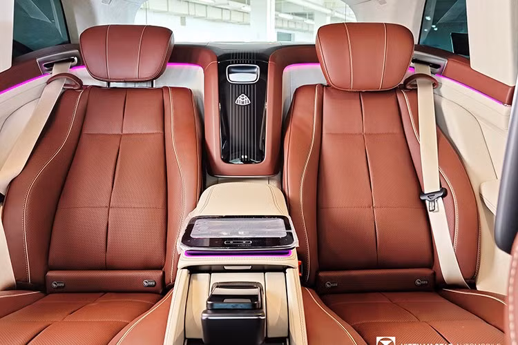 Dự kiến sẽ có hai phiên bản được giới thiệu là GLS 450 và Maybach GLS 600, hứa hẹn mang đến nhiều cải tiến về thiết kế, công nghệ và trang bị vận hành. Sự xuất hiện của mẫu Maybach GLS 480 màu sơn độc bản không chỉ cho thấy sức hút của dòng SUV siêu sang tại Việt Nam mà còn phản ánh xu hướng cá nhân hóa ngày càng mạnh mẽ trong giới khách hàng cao cấp.