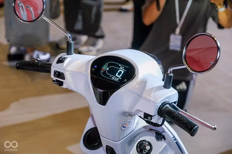 Kiểu dáng mang đậm chất châu Âu với sự pha trộn giữa các đường nét vuông vức và bo tròn một cách hài hòa. Đèn pha đặt trên tay lái mang phong cách cổ điển đặc trưng.