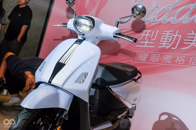 Điểm nổi bật của mẫu xe này chính là thiết kế ngoại hình đặc biệt – tổng thể xe mang phong cách cổ điển pha lẫn hiện đại, trông khá giống Vespa.