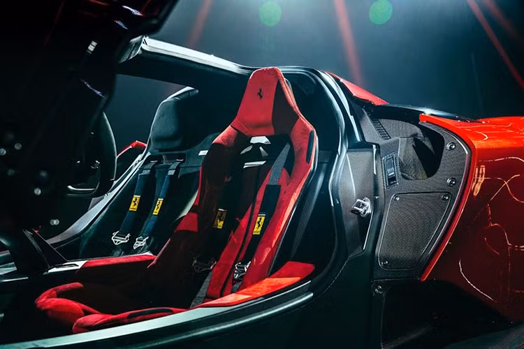 Thời gian tăng tốc từ 0 lên 100 km/h chỉ trong 2,15 giây, đạt 200 km/h sau 5,75 giây và tốc độ tối đa giới hạn ở mức 350 km/h. Đây cũng là mẫu Ferrari mạnh mẽ nhất từng được chế tạo.