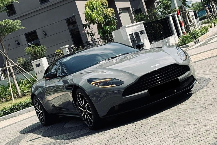 Aston Martin cung cấp 3 chế độ lái cho chủ xe DB11 V8 bao gồm GT cho chất lượng xe mẫu mực, đầm, ấn thêm chữ S tích hợp trên vô lăng. Xe sẽ chuyển sang chế độ thể thao Sport và cuối cùng là Sport Plus, sẽ đánh thức hệ thống treo, hệ thống lái, hộp số tự động 8 cấp và hệ thống Torque Vectoring kết hợp cùng nhau để mang đến trải nghiệm tốc độ thú vị nhất.