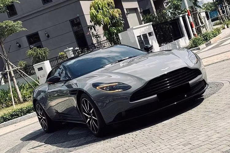 Aston Martin cung cấp 3 chế độ lái cho chủ xe DB11 V8 bao gồm GT cho chất lượng xe mẫu mực, đầm, ấn thêm chữ S tích hợp trên vô lăng. Xe sẽ chuyển sang chế độ thể thao Sport và cuối cùng là Sport Plus, sẽ đánh thức hệ thống treo, hệ thống lái, hộp số tự động 8 cấp và hệ thống Torque Vectoring kết hợp cùng nhau để mang đến trải nghiệm tốc độ thú vị nhất.