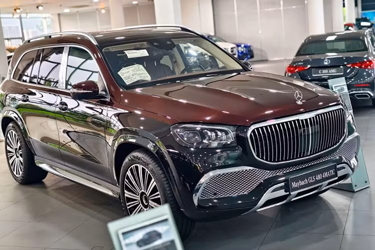 Mercedes-Maybach GLS 480 bản đặc biệt là mẫu xe hiếm hoi tại Việt Nam sở hữu lớp sơn ngoại thất hai tông màu cực kỳ đắt đỏ, vốn chỉ có thể thực hiện thủ công tại xưởng sơn chuyên biệt của thương hiệu Maybach.
