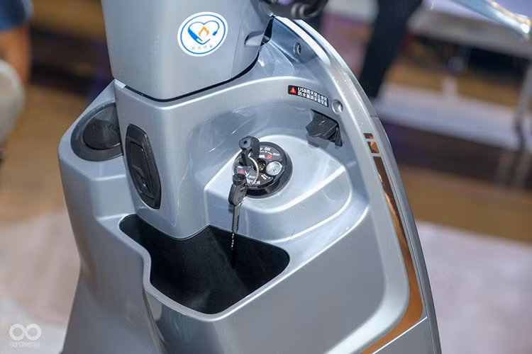 Trong khi đèn định vị ban ngày của xe có thiết kế độc đáo mô phỏng hình dáng dây đàn violin, tạo hình bằng dải đèn LED chạy dọc theo chiều dọc – cùng với đèn hậu cũng được thiết kế hài hòa với phong cách này.