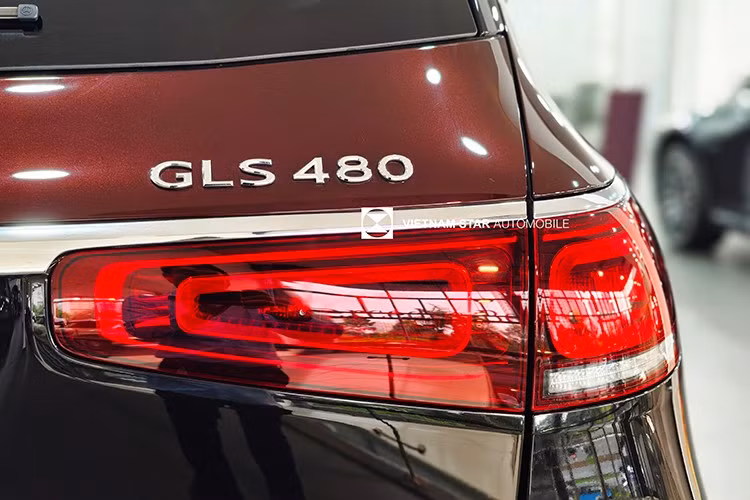 Về thiết kế tổng thể, Maybach GLS 480 vẫn giữ những chi tiết nhận diện quen thuộc như lưới tản nhiệt cỡ lớn nhiều nan dọc, cụm đèn LED toàn phần, và mâm xe đa chấu kích thước lớn.