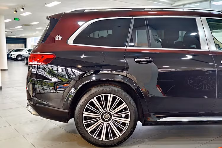 Mức giá xe Mercedes-Maybach GLS 480 đặc biệt gần 10 tỷ đồng, mỗi chi tiết trên xe đều thể hiện đẳng cấp và độ chịu chơi của chủ sở hữu. Riêng chi phí tùy chọn màu sơn này đã lên tới 1,020 tỷ đồng – con số đủ để mua một chiếc Mazda CX-5 2.5L Signature Exclusive (979 triệu đồng).