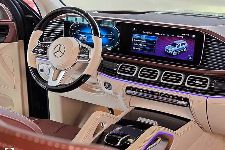 Ghế của mẫu xe SUV hạng sang này có thể ngả lưng tới 43,5 độ, đồng thời duỗi chân rộng tối đa 1.103 mm, đi kèm loạt tiện ích như màn hình giải trí riêng, bàn làm việc, hệ thống điều hòa độc lập và tủ lạnh mini.