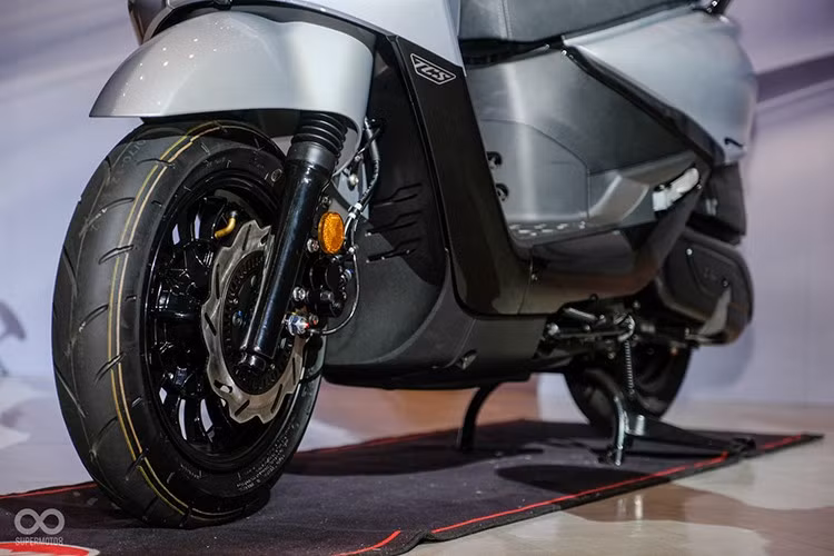 Tuy nhiên, điểm đáng tiếc là mẫu xe này vẫn sử dụng chìa khóa cơ thông thường với hệ thống khóa an toàn kiểu màn trập, chưa trang bị hệ thống khóa thông minh (Keyless) như nhiều hãng khác đã áp dụng.