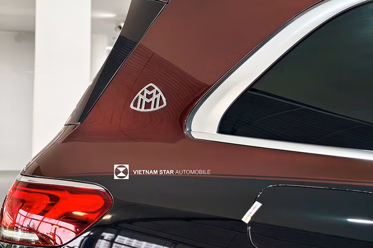 Bên trong khoang nội thất Mercedes-Maybach GLS 480 tại Việt Nam là không gian xa xỉ với vật liệu da cao cấp và ốp gỗ thật, đặc biệt là hàng ghế sau được bố trí theo cấu hình 2 ghế thương gia độc lập.