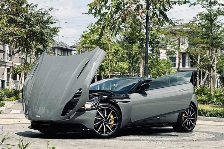 "Trái tim" này mang đến công suất tối đa 510 mã lực và mô-men xoắn cực đại 675 Nm. Động cơ trên Aston Martin DB11 V8 sẽ kết hợp cùng hộp số tự động 8 cấp của ZF, truyền sức mạnh tới cầu sau, nhờ đó, mẫu xe này có thể tăng tốc từ vị trí xuất phát lên 100 km/h trong thời gian chỉ 4 giây và đạt vận tốc tối đa 301 km/h.