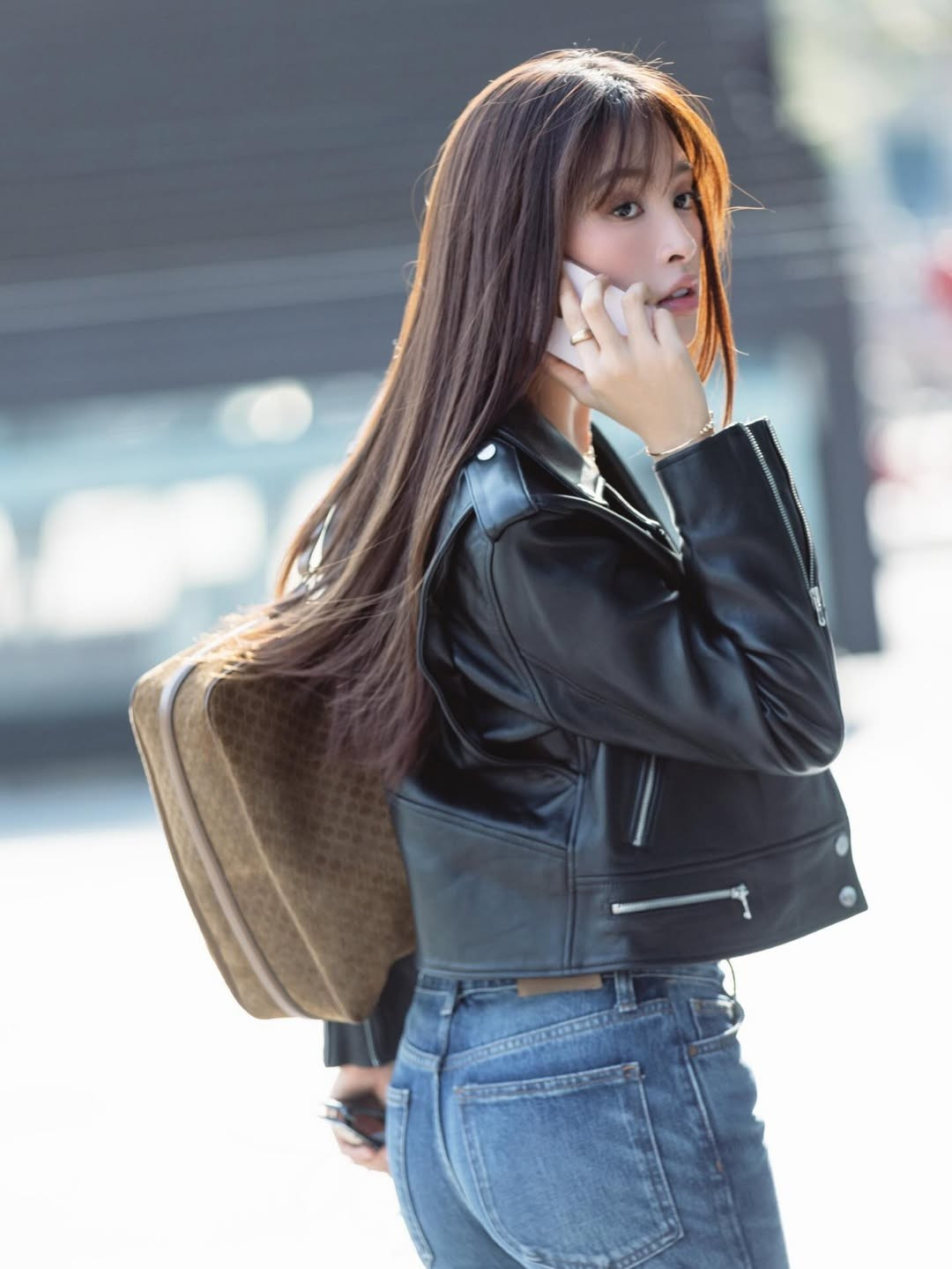 Không đóng khung bản thân trong danh hiệu hoa hậu, Tiểu Vy còn mạnh dạn lấn sân sang lĩnh vực diễn xuất, góp mặt trong các dự án điện ảnh, trong đó có phim do Trấn Thành sản xuất, cho thấy nỗ lực làm mới hình ảnh và thử thách bản thân.