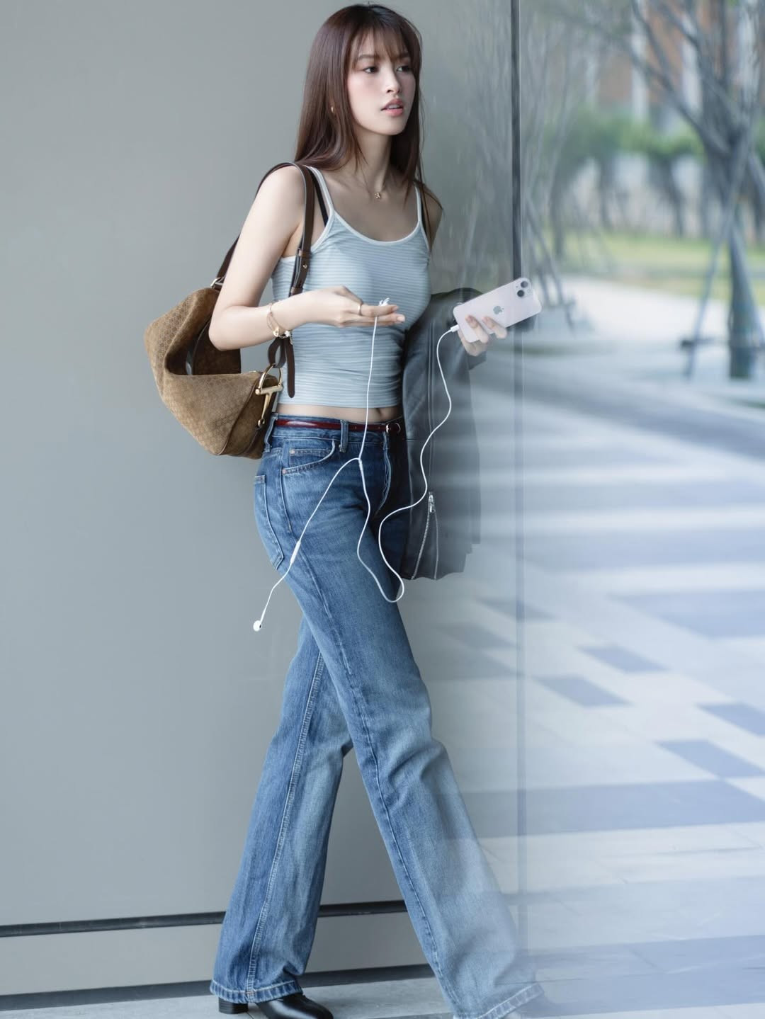 Bên cạnh hoạt động nghệ thuật, Trần Tiểu Vy cũng tích cực tham gia các hoạt động thiện nguyện, xã hội, giữ vững hình ảnh một hoa hậu có chiều sâu và trách nhiệm với cộng đồng.