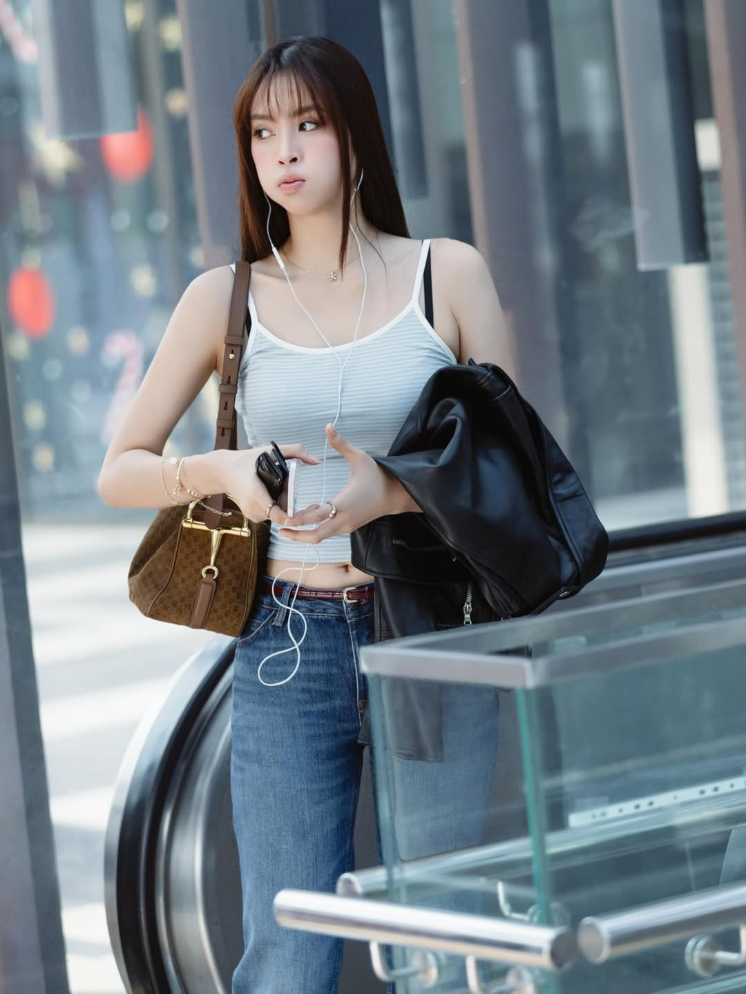 Nhiều khoảnh khắc bắt trọn nụ cười rạng rỡ hay ánh nhìn tập trung khi nghe nhạc đều khiến người hâm mộ phải xuýt xoa, cho rằng visual của Tiểu Vy ngày càng thăng hạng, đúng chuẩn “hoa hậu quốc dân”.