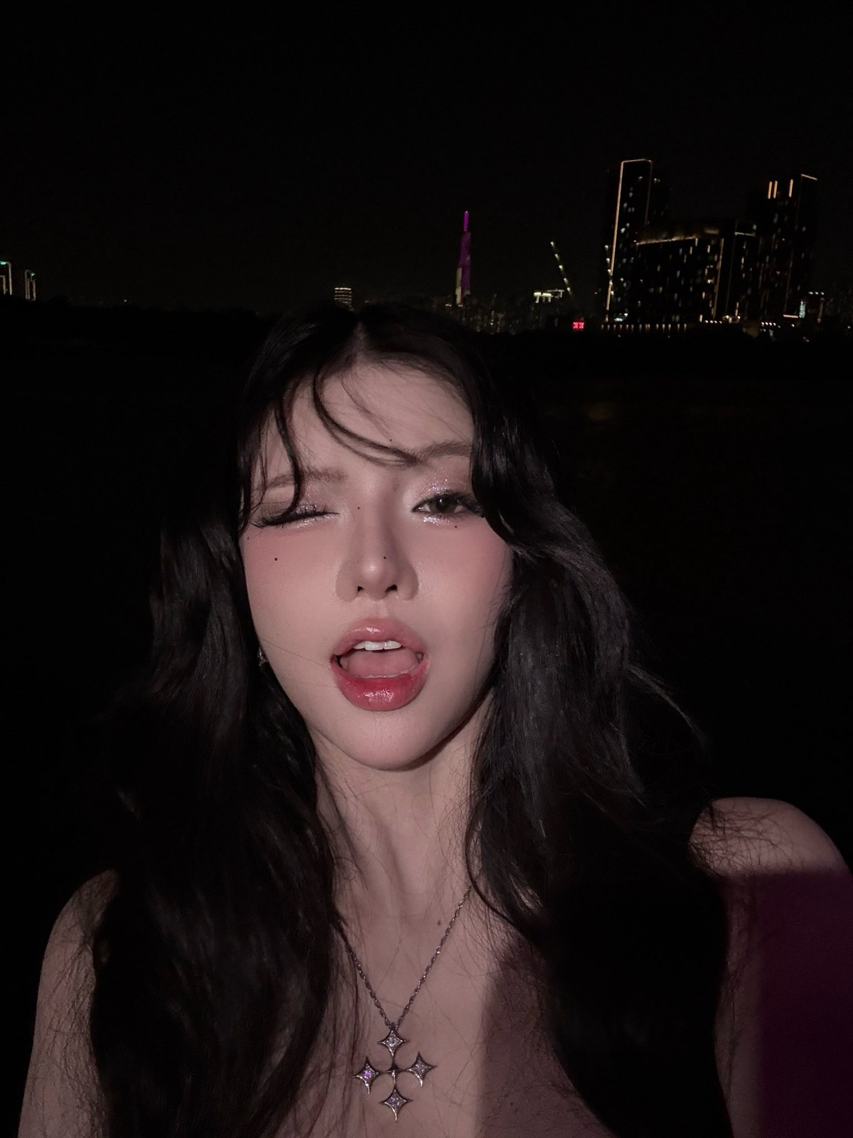 Với vẻ ngoài xinh đẹp, cá tính, Ciin từ lâu đã là "nàng thơ" trong mắt nhiều anh em game thủ. Việc cô nàng "mất tích" tận một tháng đã để lại một khoảng trống lớn, nên khi trở lại, không khó hiểu tại sao cô nàng viral nhanh chóng.