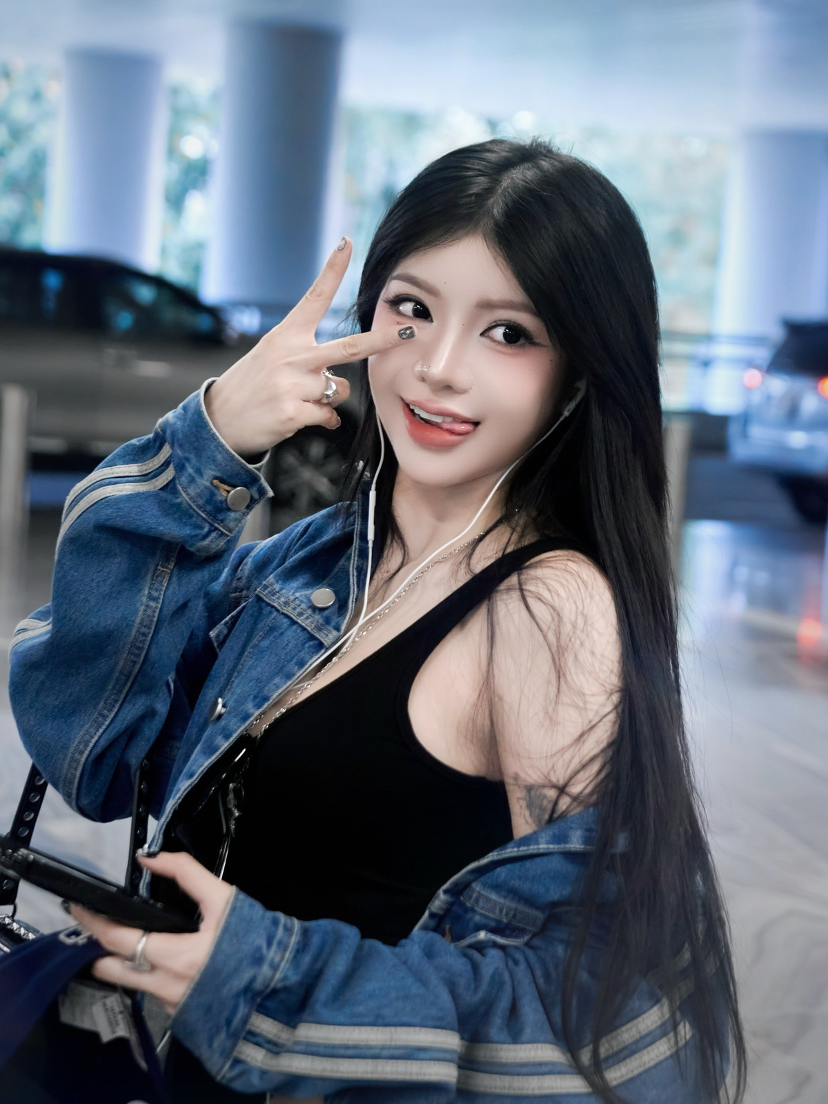 Cách phối phụ kiện từ vòng cổ, vòng tay cho đến những hình xăm nhỏ nhắn đầy nghệ thuật đều cho thấy gu thẩm mỹ tinh tế của nữ TikToker. Ngay lập tức, bài đăng đã nhận về lượng tương tác lớn.