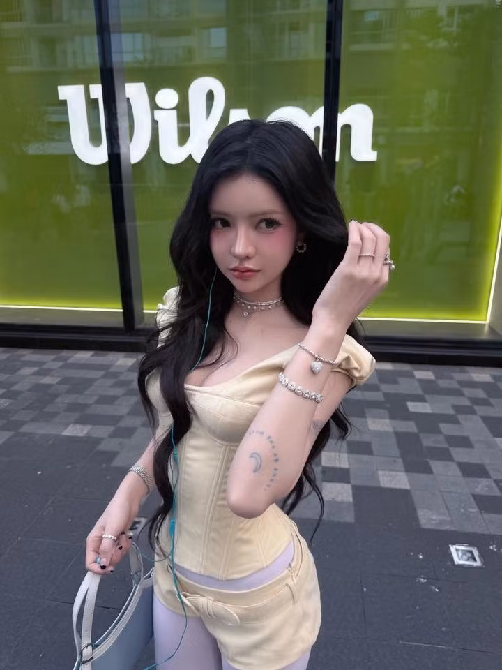 Không để người hâm mộ phải chờ đợi lâu, Ciin đã ngay lập tức đăng tải bức ảnh mới kèm dòng trạng thái đầy cảm xúc về việc "xa cách" trong suốt một tháng qua.