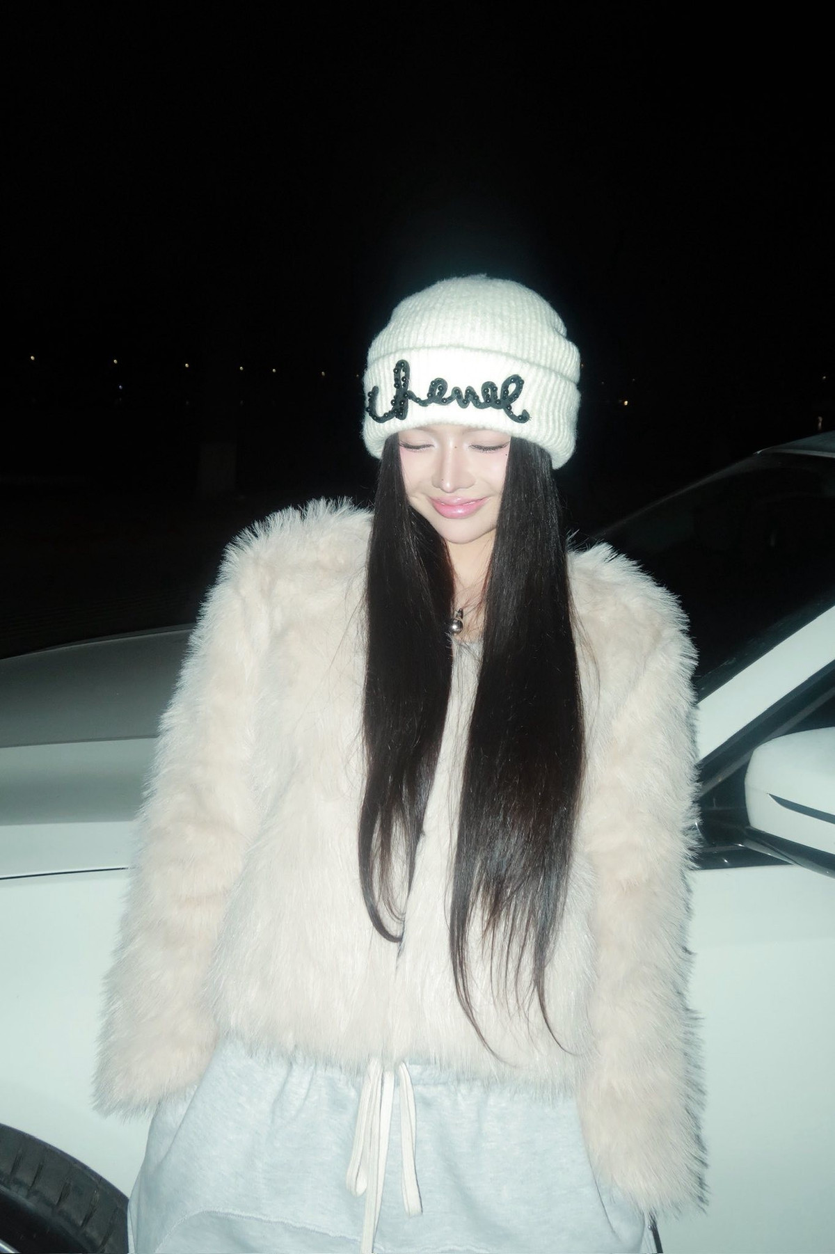 Trong hình ảnh mới nhất, Ciin xuất hiện với một diện mạo đầy cá tính nhưng không kém phần quyến rũ. Cô nàng diện bộ trang phục mang hơi hướng corset hiện đại, tông màu vàng nhạt tôn lên làn da trắng sứ và vóc dáng nóng bỏng.