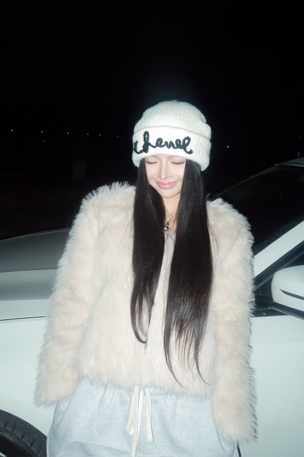 Trong hình ảnh mới nhất, Ciin xuất hiện với một diện mạo đầy cá tính nhưng không kém phần quyến rũ. Cô nàng diện bộ trang phục mang hơi hướng corset hiện đại, tông màu vàng nhạt tôn lên làn da trắng sứ và vóc dáng nóng bỏng.