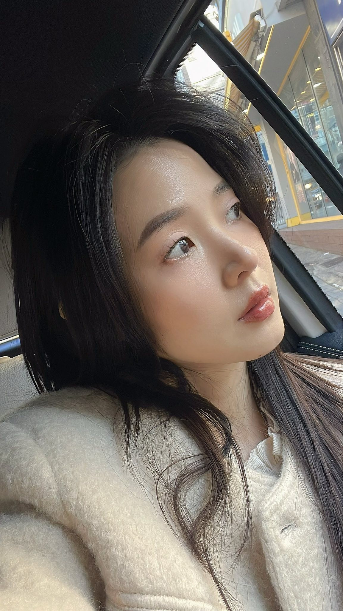 Không cần lớp trang điểm cầu kỳ, Midu vẫn ghi điểm với đường nét gương mặt thanh tú: đôi mắt sáng, sống mũi cao và nụ cười dịu dàng quen thuộc.