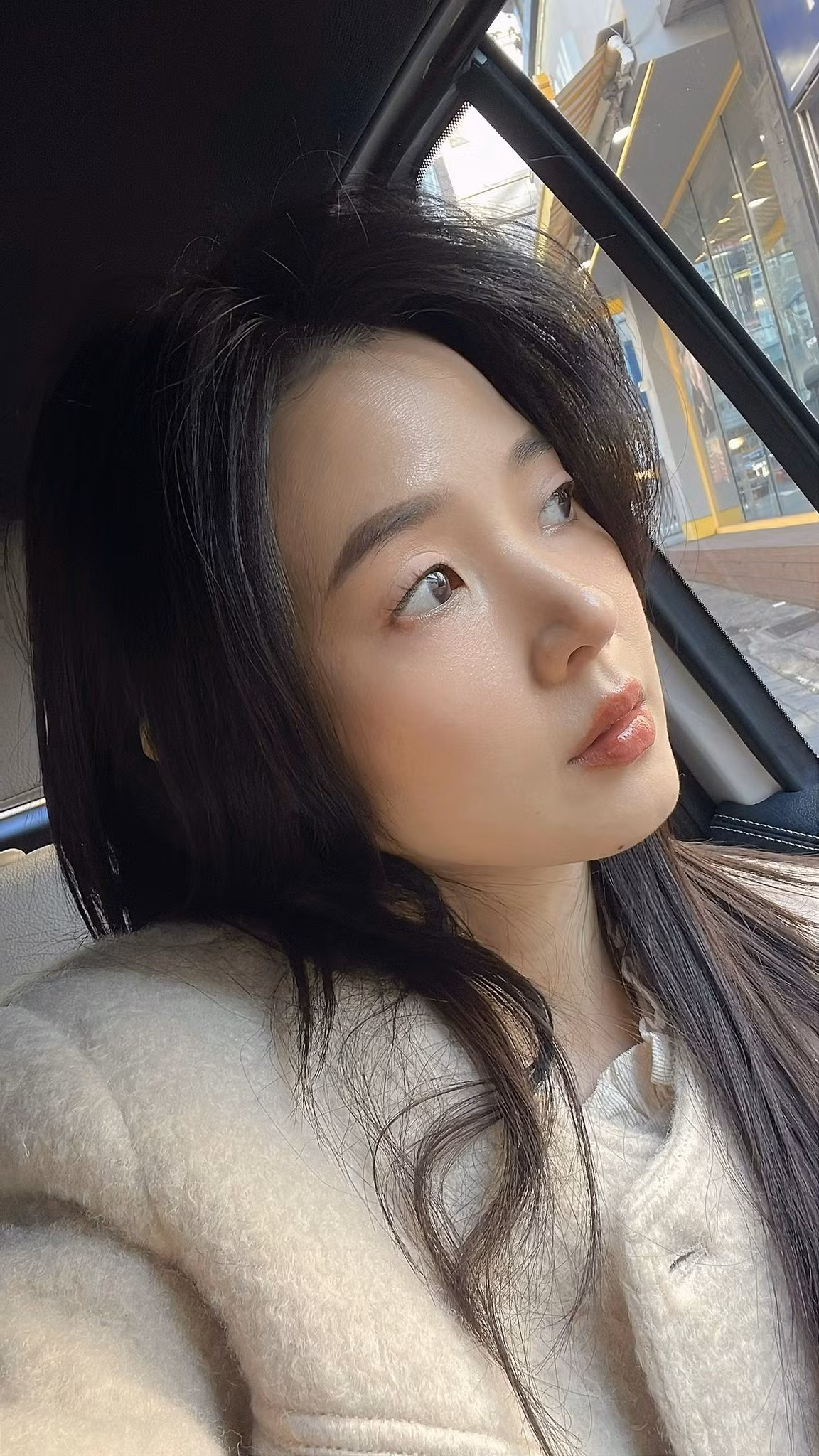 Không cần lớp trang điểm cầu kỳ, Midu vẫn ghi điểm với đường nét gương mặt thanh tú: đôi mắt sáng, sống mũi cao và nụ cười dịu dàng quen thuộc.