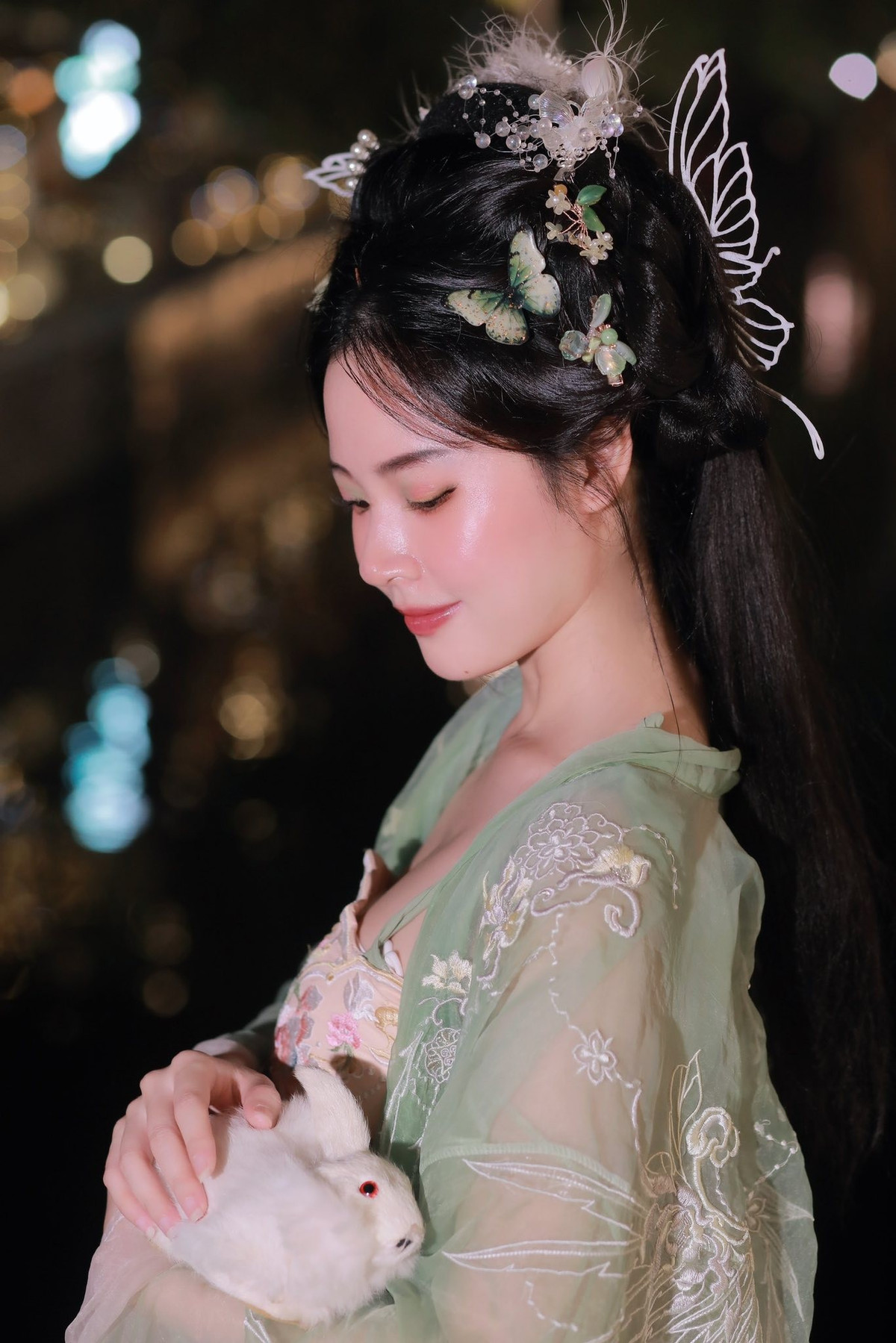 Về đời tư, sau “đám cưới thế kỷ” vào tháng 6/2024 với doanh nhân Trần Duy Minh Đạt, Midu đang tận hưởng cuộc sống hôn nhân viên mãn. Cặp đôi thường xuyên đồng hành cùng nhau trong các sự kiện quan trọng cũng như những chuyến du lịch sang trọng, thể hiện hình ảnh gia đình hạnh phúc, kín tiếng nhưng bền vững.