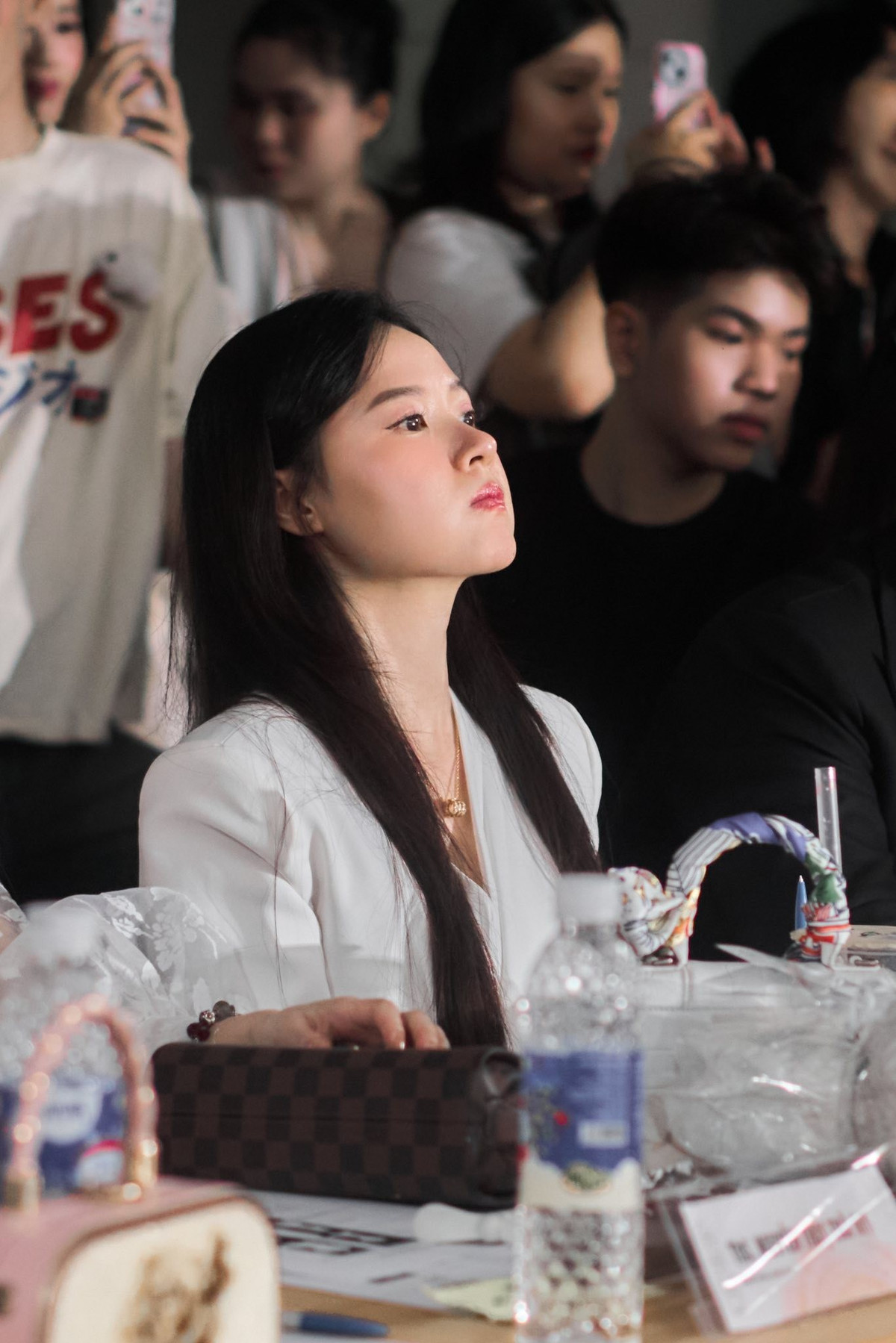 Dù diện trang phục đời thường như áo len, áo khoác dáng rộng, Midu vẫn toát lên khí chất sang trọng, đúng chuẩn hình mẫu phụ nữ hiện đại.