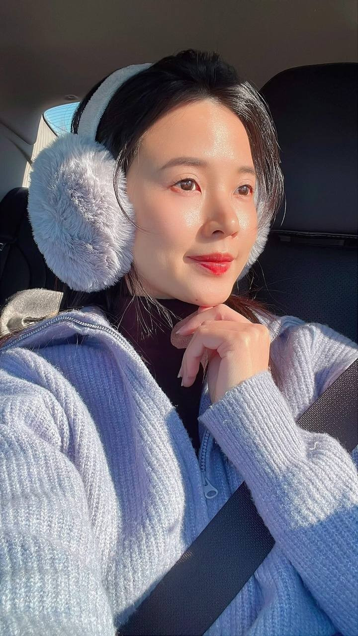 Trong loạt ảnh mới chụp ở không gian xe hơi, Midu xuất hiện với phong cách tối giản, trang điểm nhẹ nhàng, tập trung tôn lên vẻ đẹp tự nhiên.