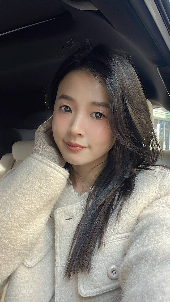 Dưới ánh nắng tự nhiên, làn da của Midu vẫn giữ được độ căng bóng, hồng hào, toát lên vẻ khỏe khoắn và tràn đầy sức sống.