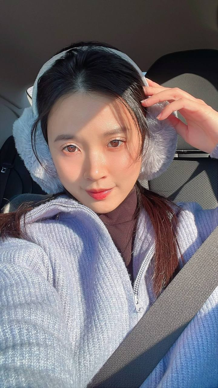 Làn da mịn màng, đều màu, gần như không tì vết trở thành điểm nhấn nổi bật nhất trên gương mặt Midu.