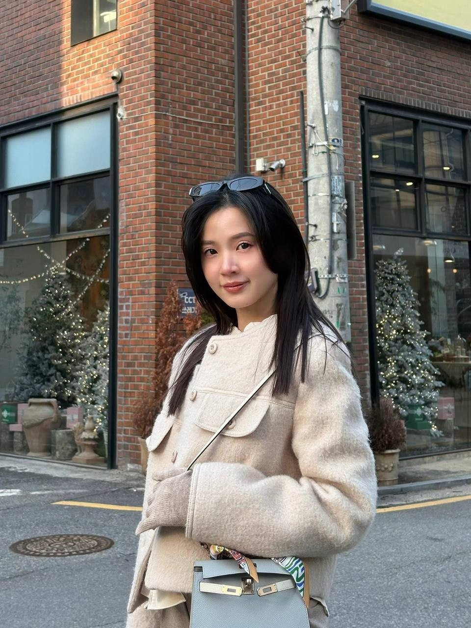 Nhiều khán giả nhận xét, so với thời điểm mới bước chân vào showbiz, Midu ở hiện tại không những không già đi mà còn ngày càng đằm thắm, mặn mà hơn.