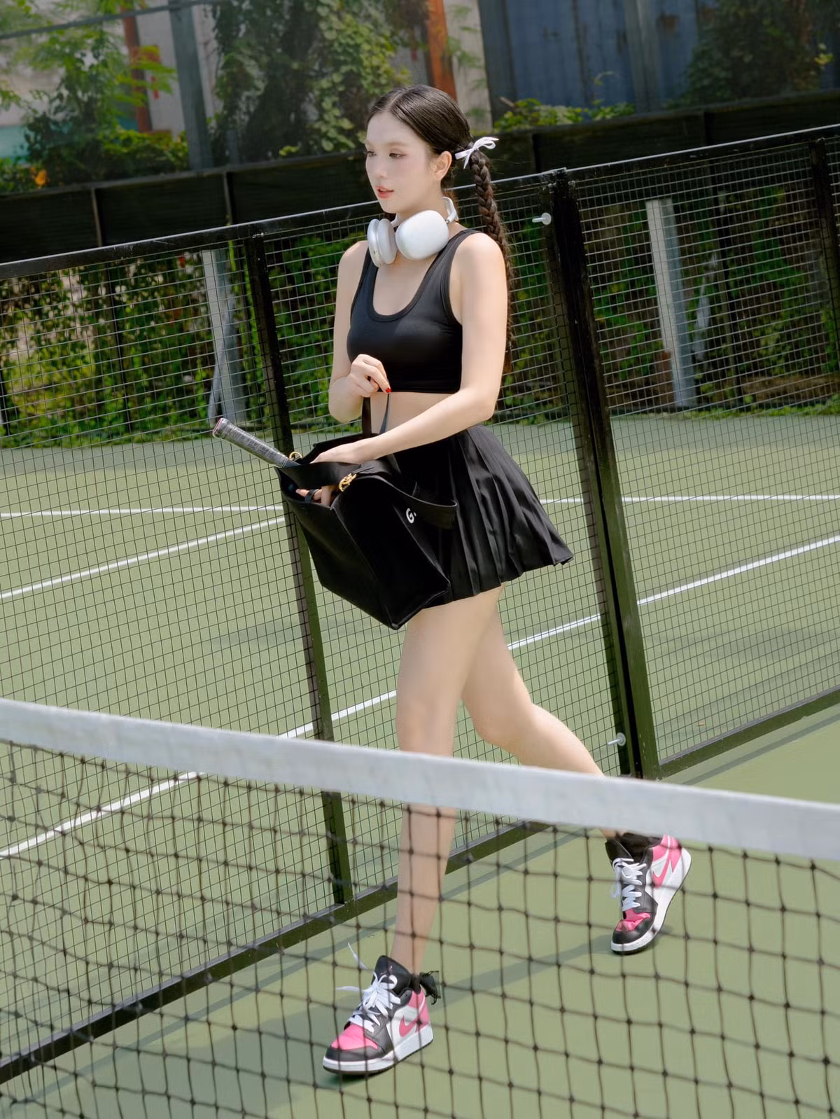 Ngọc Trinh tay thì xách đồ khoe sản phẩm, người xem chưa kịp định hình thì đã “tập xong”. Đúng là “cô ấy có thể không đánh giỏi pickleball, nhưng lại đánh trúng tim nhà tài trợ”.