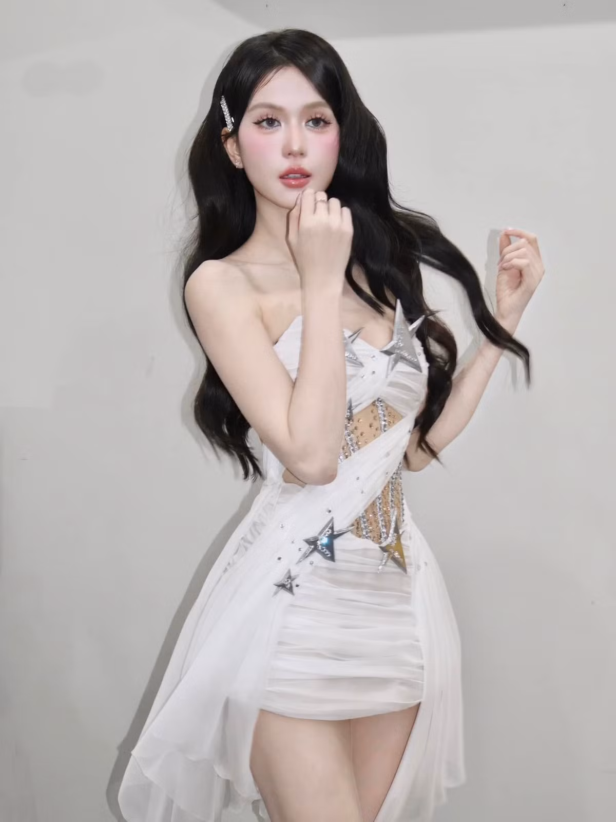 Bên cạnh những hình ảnh thời trang, Ngọc Trinh không giấu việc mình chăm tập thể thao để giữ dáng.