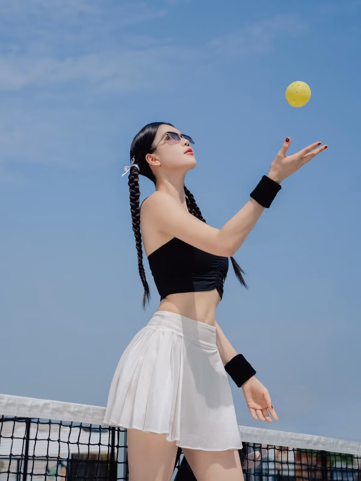 Sinh năm 1989, Ngọc Trinh nổi lên từ đầu những năm 2010 với danh xưng "nữ hoàng nội y" nhờ vóc dáng gợi cảm, làn da trắng sáng cùng gu ăn mặc táo bạo.